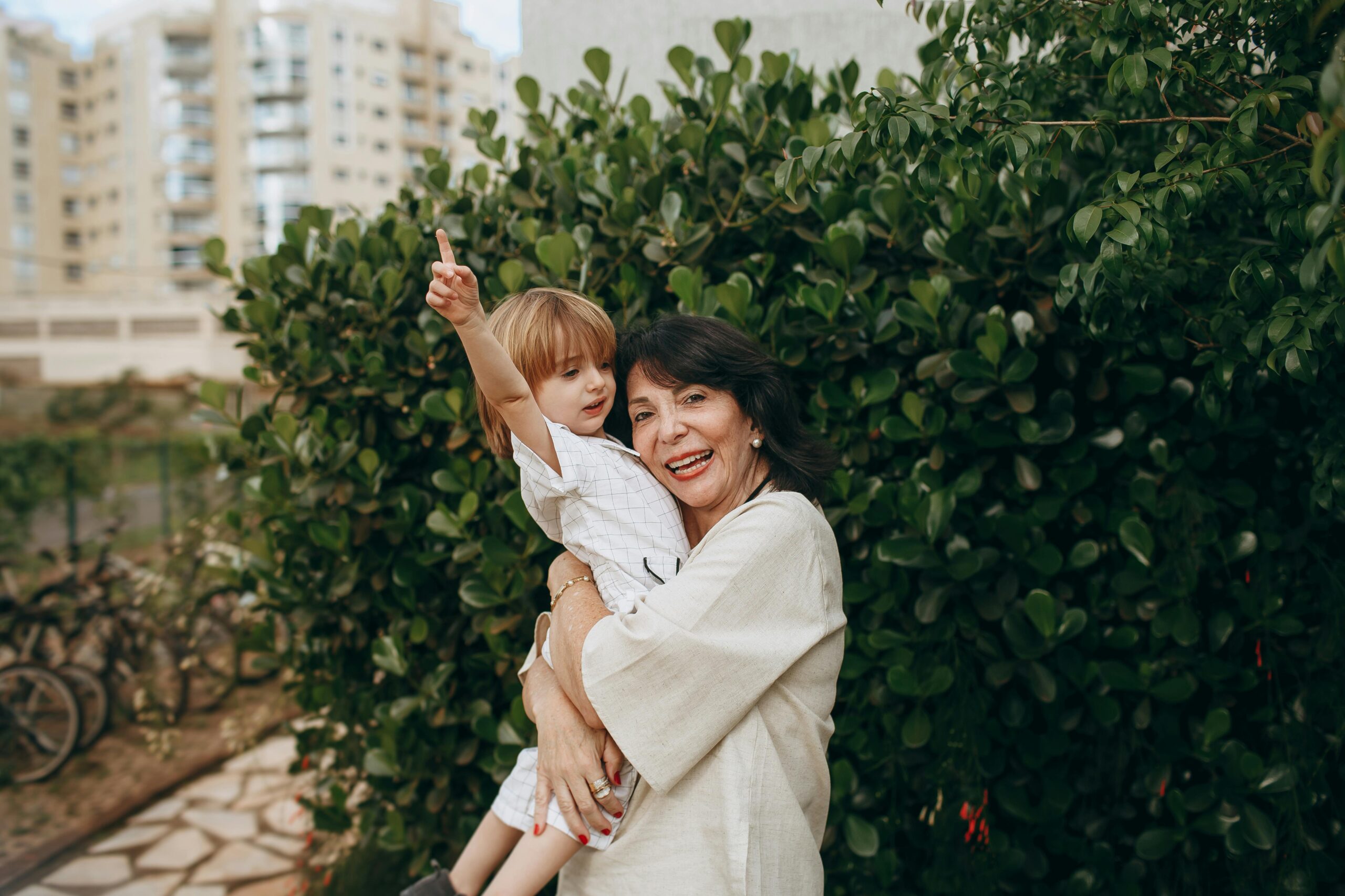 Mamie bienveillante avec un enfant